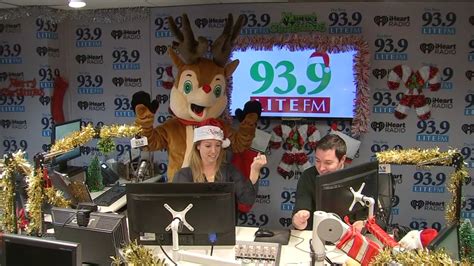 When Does Christmas Music Start on 93.9 – A Look into the World of Festive Radio Programming